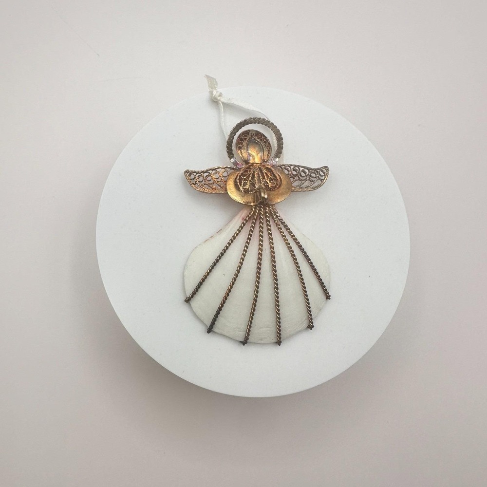 Vintage 80s Gold Tone Filigree Scallop Shell Ornament bent Wire Accents Jewelry